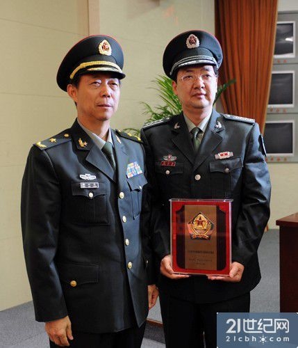 洋河股份董事长(图右)被授大校军衔。 洋河股份董事长(图右)被授大校军衔。