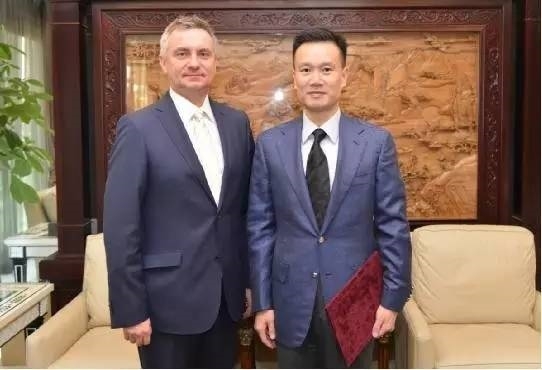 (右为叶简明)