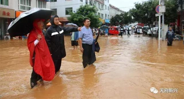 暴雨再袭——他们风雨无阻,奋力捍卫新兴的“岁月静好”