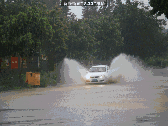 暴雨再袭——他们风雨无阻,奋力捍卫新兴的“岁月静好”