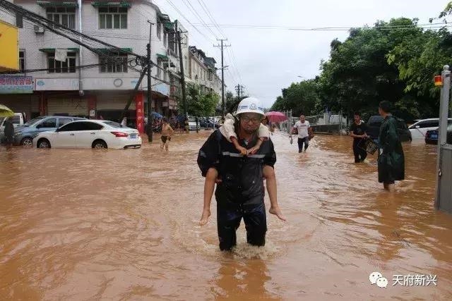 暴雨再袭——他们风雨无阻,奋力捍卫新兴的“岁月静好”