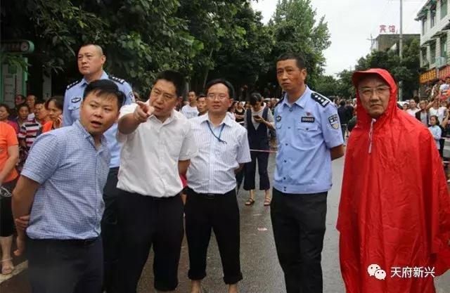 暴雨再袭——他们风雨无阻,奋力捍卫新兴的“岁月静好”