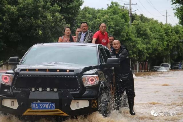 暴雨再袭——他们风雨无阻,奋力捍卫新兴的“岁月静好”