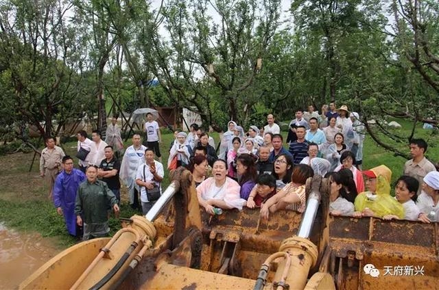 暴雨再袭——他们风雨无阻,奋力捍卫新兴的“岁月静好”