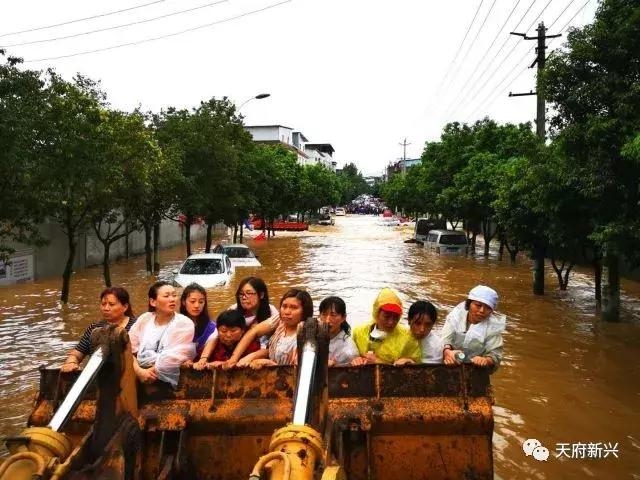 暴雨再袭——他们风雨无阻,奋力捍卫新兴的“岁月静好”