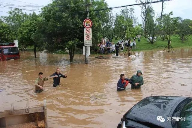 暴雨再袭——他们风雨无阻,奋力捍卫新兴的“岁月静好”
