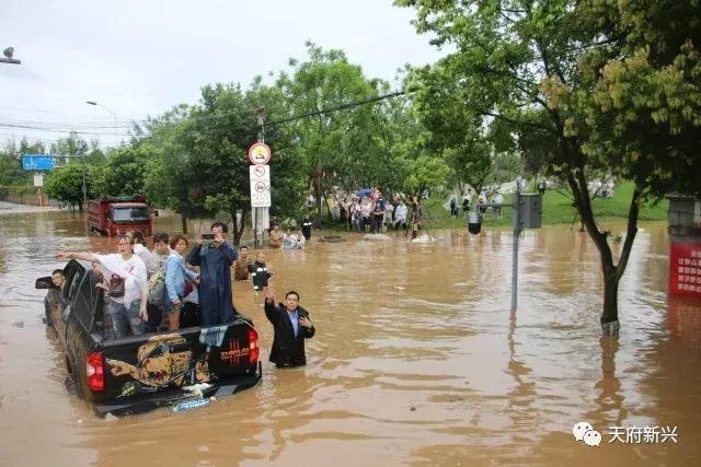 暴雨再袭——他们风雨无阻,奋力捍卫新兴的“岁月静好”