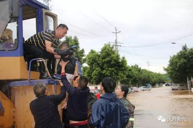 暴雨再袭——他们风雨无阻,奋力捍卫新兴的“岁月静好”