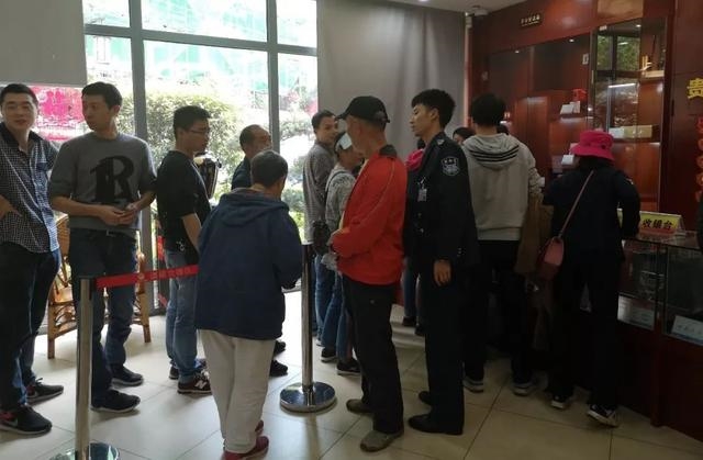 “疯狂”的茅台!排队的黄牛,吐槽的茅台镇人…股价创新高到底值不值?