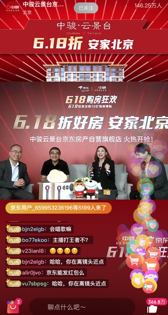 图片包含 红色, 球拍, 男人, 照片描述已自动生成