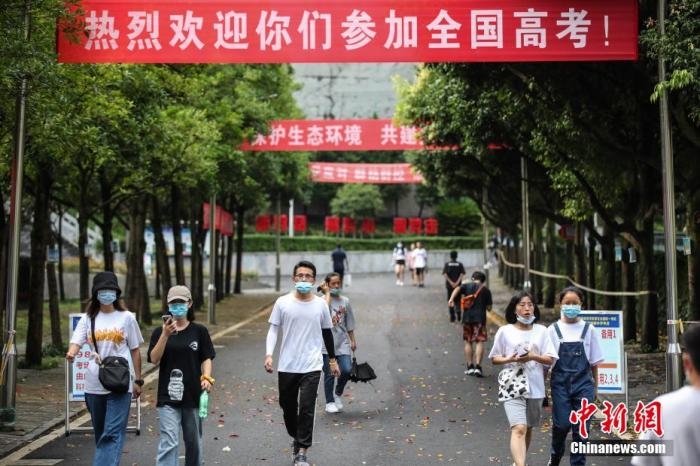 7月5日,2020年全国高考贵州省遵义市务川民族寄宿制中学考点在做好新冠肺炎疫情防控的前提下,安排考生熟悉考场。 瞿宏伦 摄 7月5日,2020年全国高考贵州省遵义市务川民族寄宿制中学考点在做好新冠肺炎疫情防控的前提下,安排考生熟悉考场。 瞿宏伦 摄