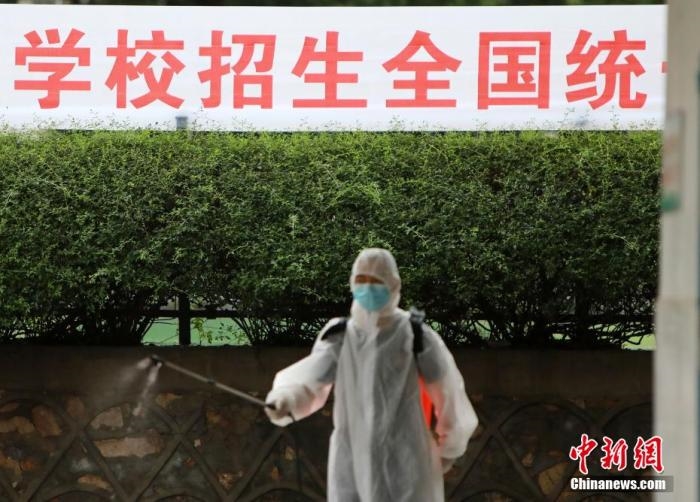 资料图:消防员正在对高考考场外的公共卫生区域进行全面消杀。 王方 摄 资料图:消防员正在对高考考场外的公共卫生区域进行全面消杀。 王方 摄