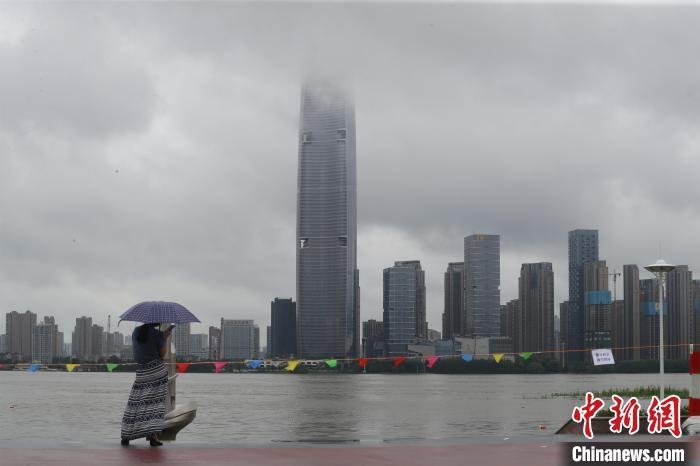 资料图:武汉汉口江滩水位上涨 张畅 摄 资料图:武汉汉口江滩水位上涨 张畅 摄