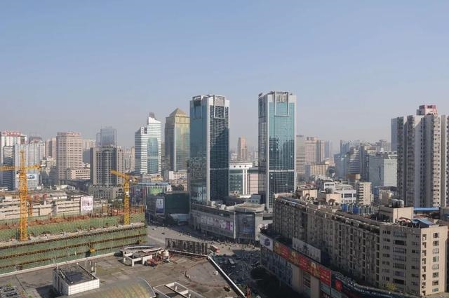 忧楼市调控升级,中介们排队等网签,购房者左右为难